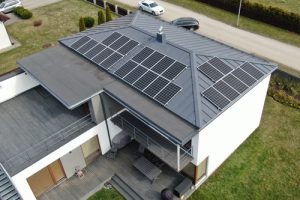 Солнечные панели на скатной металлической крыше частного дома